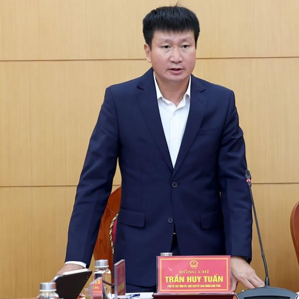 Chủ tịch UBND tỉnh Ninh Bình, ông Trần Huy Tuấn phát biểu tại hội nghị.