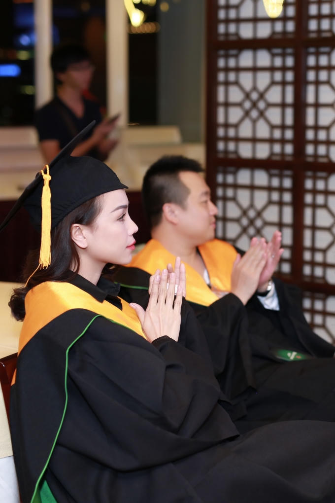 Trà Ngọc Hằng chăm chú theo dõi lễ tốt nghiệp.