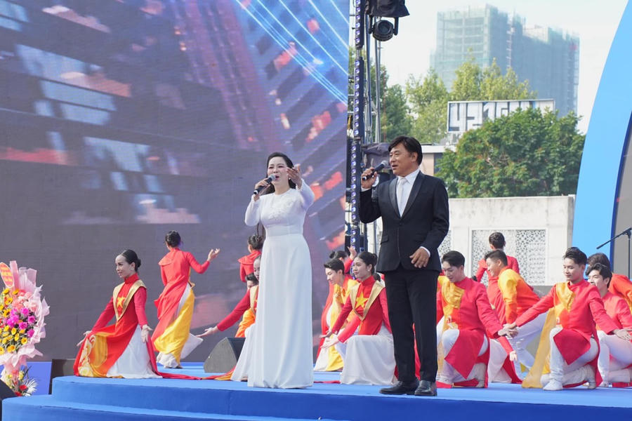 Tiết mục biểu diễn chào mừng lễ khánh thành.