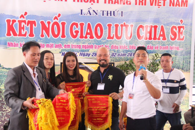 BTC trao cờ lưu niệm cho các họa sĩ đến tham gia chương trình.