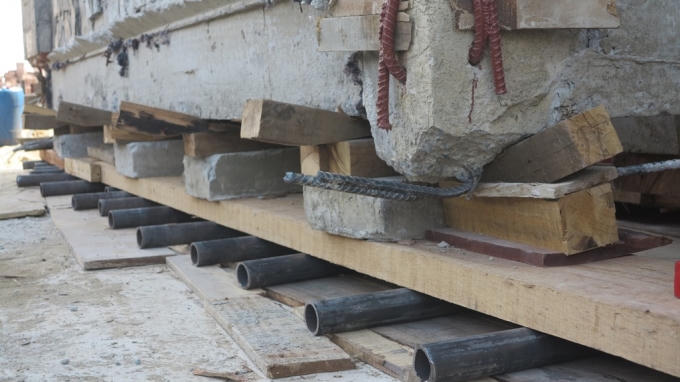 Hiện tại đội thợ đang cố định vị trí, nâng ngôi nhà lên và nối trụ, cột.
