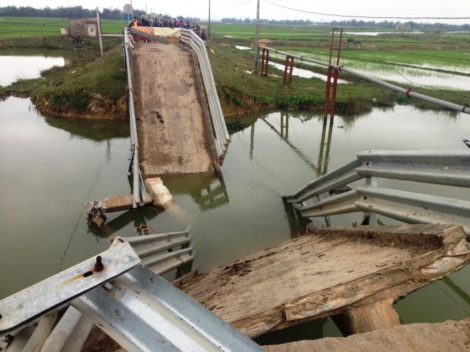 Ph&agrave; chở c&aacute;t đ&acirc;m sập ho&agrave;n to&agrave;n cầu d&acirc;n sinh