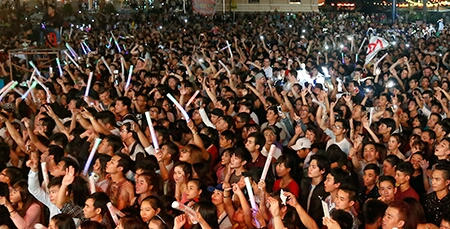 Hàng trăm nghìn khán giả đến cổ vũ cho “Bia Saigon Countdown Party 2017”.