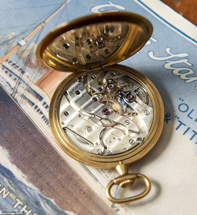 Vỏ đồng hồ được khắc dòng chữ “Tặng thuyền trưởng Rostron với lòng biết ơn chân thành và sự trân trọng từ ba người sống sót sau vụ chìm tàu Titanic ngày 15/4/1912. Bà John B Thayer, bà John Jacob Astor và bà George D Widener”.