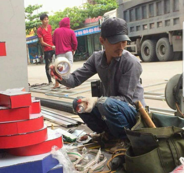 Bức ảnh được cho là chụp Hoa Vinh từ thời làm thợ xây thuở chưa nổi tiếng.
