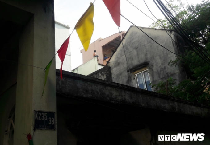 16h ngày 1/4, hàng chục cán bộ, chiến sĩ công an tổ chức vây bắt một con nghiện cầm dao cố thủ trên nóc tầng 3 nhà dân thuộc tổ 4, phường Hải Châu 2, quận Hải Châu, TP. Đà Nẵng. Theo thông tin ban đầu từ cơ quan công an, thanh niên tên Phan Gia Anh An (1980, trú phường Hải Châu 2, quận Hải Châu) nghiện ma túy và chính quyền địa phương đã lập hồ sơ để đưa đi cai nghiện bắt buộc.