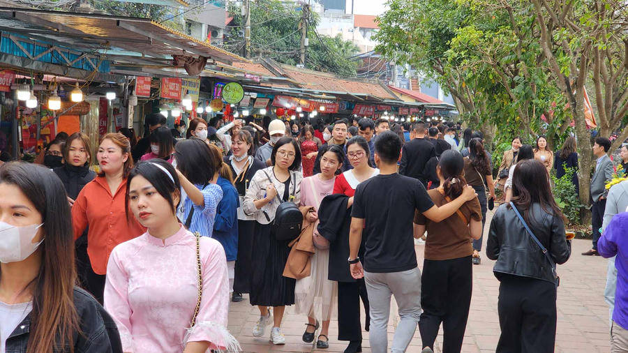 Các ngả đường dẫn vào Phủ Tây Hồ ken đặc người khi du khách đổ về vãn cảnh, dâng lễ ngày một đông hơn.
