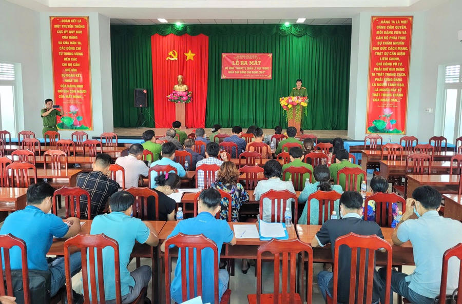 Ra mắt mô hình “Tổ tự quản lý hụi trong Nhân dân bằng ứng dụng Zalo” tại xã Tân Phong, thị xã Giá Rai (tỉnh Bạc Liêu).