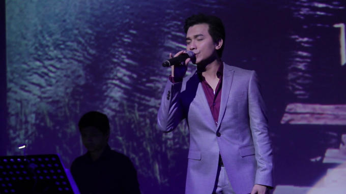 Mạnh Quỳnh l&agrave; một trong những nam danh ca d&ograve;ng nhạc trữ t&igrave;nh &ndash; bolero được y&ecirc;u mến kh&ocirc;ng chỉ trong nước m&agrave; c&ograve;n ở hải ngoại.