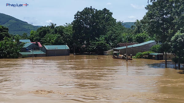 Lũ dâng ngập các hộ ven đê tại cầu Cẩm Thủy. (Ảnh: A.T)