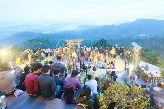 Những ngày đầu xuân Đinh Dậu 2017, nhiều du khách viếng thăm chùa. Tuy nhiên, ý thức của một số bạn trẻ chưa tốt khi hồn nhiên cười đùa, la hét, xả rác... tại chùa.