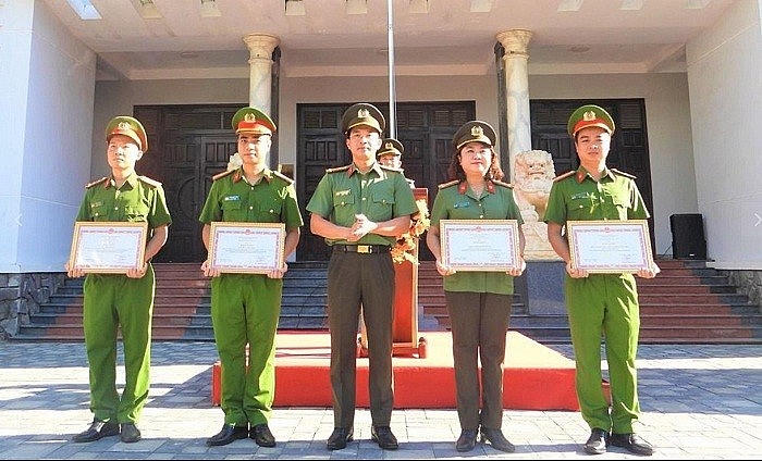 Công an Đà Nẵng nhận bằng khen vụ phá đường dây mua bán hóa đơn 22.000 tỷ