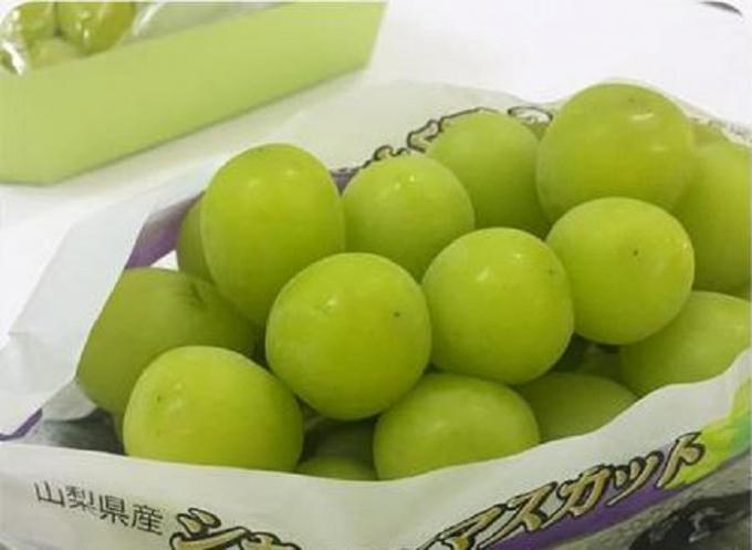 Loại nho xanh n&agrave;y hiện c&oacute; gi&aacute; b&aacute;n l&ecirc;n tới 1,3 triệu đồng/kg
