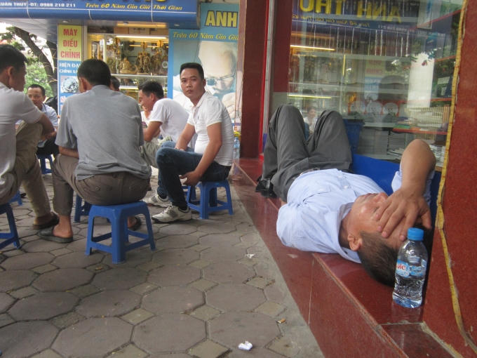 Chẳng tìm được nơi ngả lưng, người đàn ông này quyết định nằm ngay trên bậc cửa của nhà sách Nguyễn Văn Cừ.