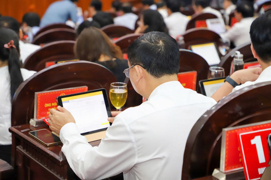 Các đại biểu biểu quyết thông qua các dự thảo Nghị quyết.