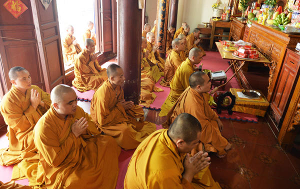Chư Tằng cùng cầu cho ngày khai mạc.