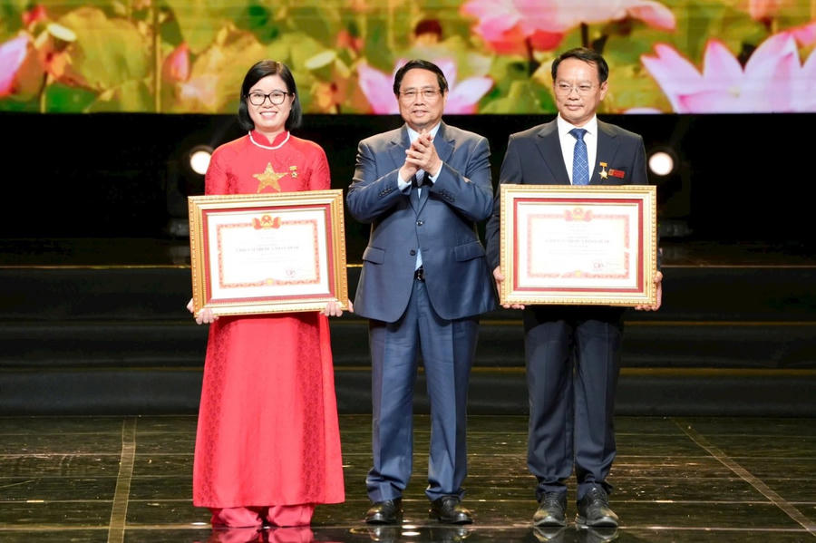 Thủ tướng Phạm Minh Chính trân trọng trao danh hiệu “Chiến sĩ thi đua toàn quốc” tặng 2 cá nhân có thành tích xuất sắc.