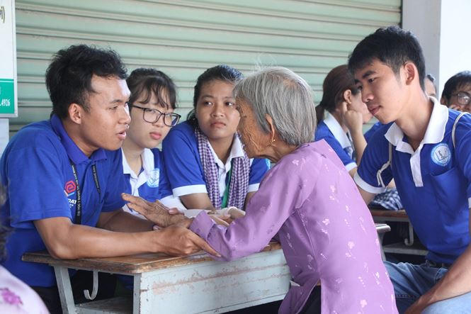 Bạn trẻ tận tình hướng dẫn, chia sẻ những thông tin y khoa thiết thực, cụ thể với người cao tuổi