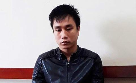 Đối tượng Lê Bá Tài tại cơ quan điều tra. (Ảnh: báo Infornet)