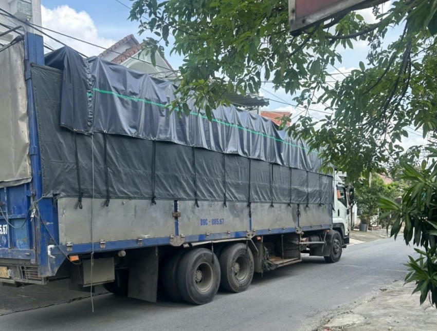 Thời gian gần đây, từ khi trạm thu phí BOT trên đường 768 đi vào hoạt động, lượng xe tải, xe chở rác và xe container né trạm đã tăng đột biến.