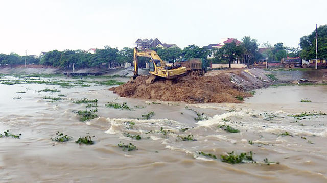 Huyện Diễn châu đã tiến hành phá 2 đê quai ngăn nước và đưa vào vận hành cống Diễn Thành để tiêu nước.