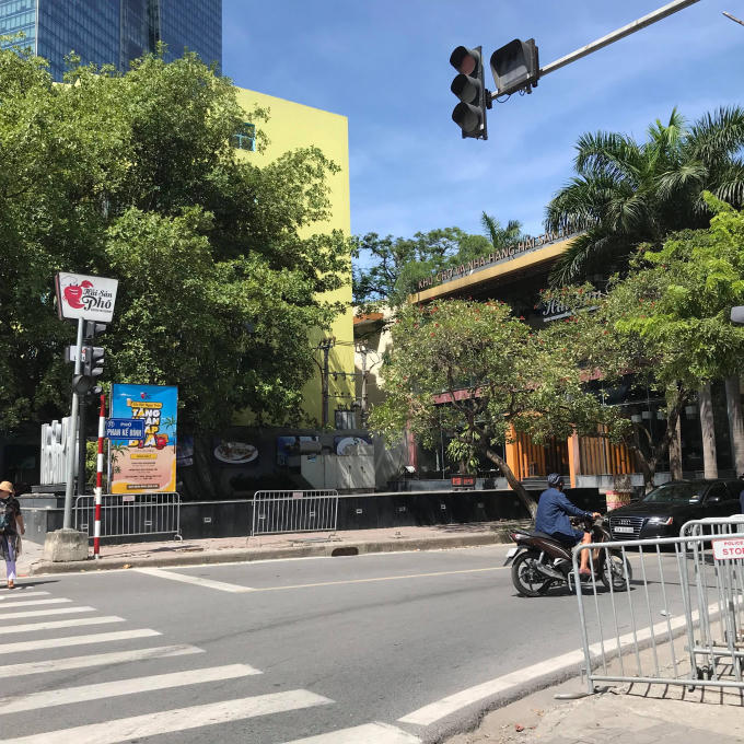Công trình Nhà hàng Hải sản phố là một bài toán khó đang rất cần các cơ quan chức năng cùng phối hợp với UBND quận Ba Đình quyết liệt nhằm trả lại đúng theo giấy phép xây dựng trước đó.