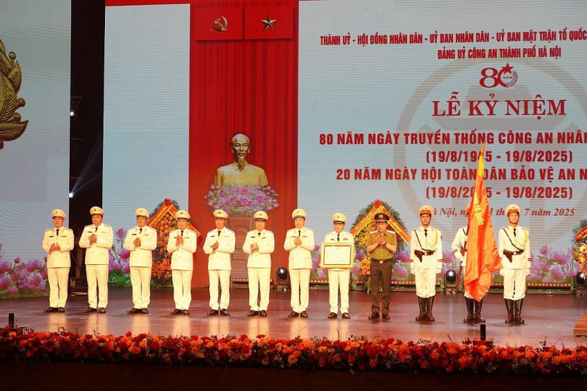 Đại tướng Lương Tam Quang, Ủy viên Bộ Chính trị, Bí thư Đảng ủy Công an Trung ương, Bộ trưởng Bộ Công an trao tặng Huân chương chiến công hạng Nhất cho Công an thành phố Hà Nội.