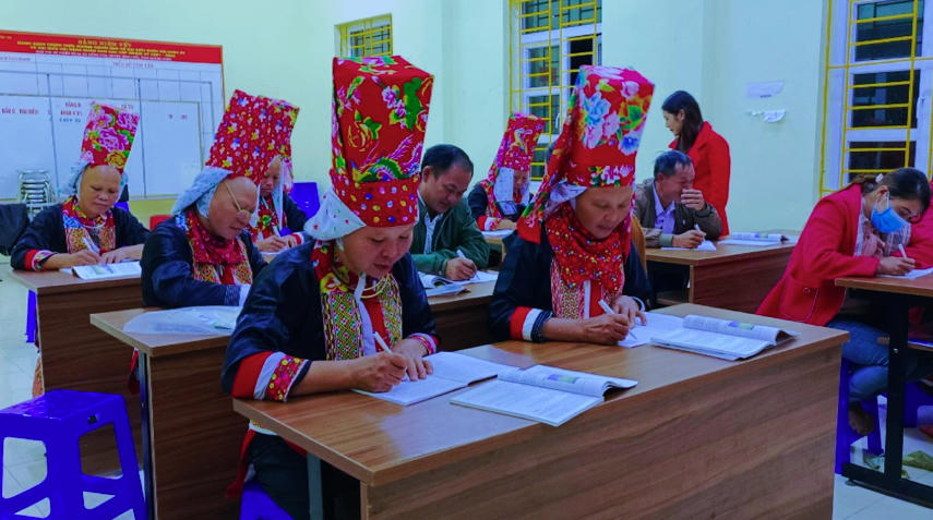 Mặc dù đang vào mùa gặt nhưng cứ đúng 19h30 phút lớp học thôn Ngàn Vang trên lại đầy đủ quân số