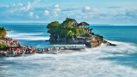 Đến Bali, bạn có thể ghé thăm những địa điểm nổi tiếng như đền Tirta Empul, đền Tirta Empul, đ  ền Uluwatu, n  úi lửa Batur...  Ảnh: Newsky24.