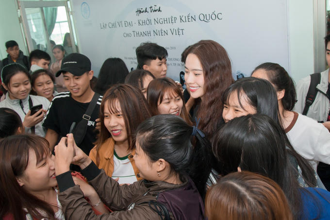 Nam Em về với sinh vi&ecirc;n, chia sẻ c&acirc;u chuyện vượt qua kh&oacute; khăn trong cuộc sống