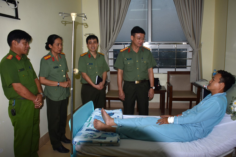 Lãnh đạo Công an tỉnh Bà Rịa - Vũng Tàu thăm hỏi cán bộ Công an bị thương khi làm nhiệm vụ.