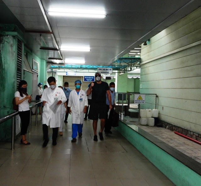 Bệnh nhân được các bác sĩ đưa từ Khoa Y học nhiệt đới ra xe 