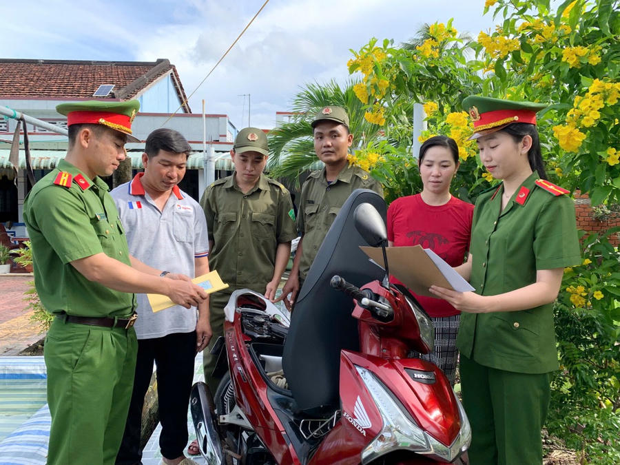 Cán bộ Công an xã Phú Mỹ cùng lực lượng ANTT cơ sở trực tiếp đến tận nhà người dân rà soát thông tin.