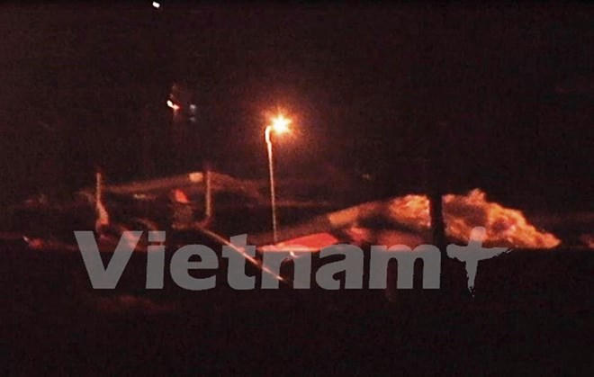 Hoạt động khai thác cát trái phép ven sông Hồng diễn ra rầm rộ lúc rạng sáng 22/9, tại phường Hồng Châu. (Ảnh: Mai Mạnh/Vietnam+)