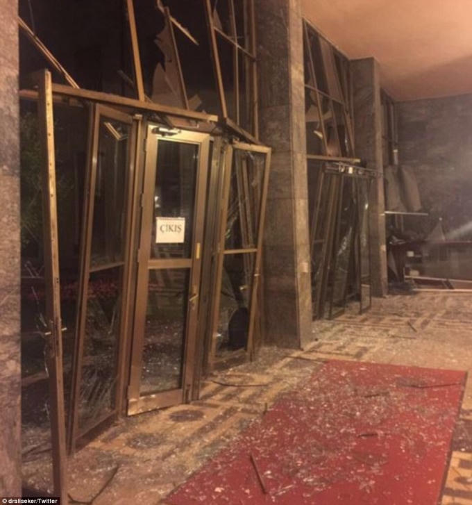 Ít nhất 12 người bị thương sau vụ nổ bom tại trụ sở quốc hội. (Ảnh: Twitter)