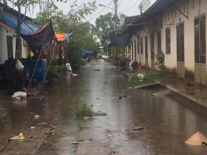 Khu tạm cư ngập nước, mất vệ sinh mỗi khi trời mưa hoặc triều lên