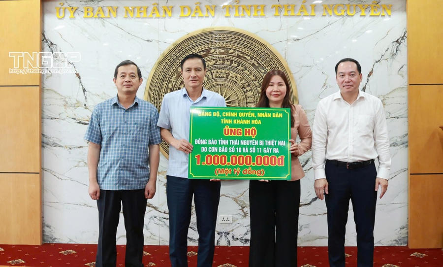 Đoàn tỉnh Khánh Hòa trao biển biểu trưng 1 tỷ đồng hỗ trợ đồng bào tỉnh Thái Nguyên khắc phục hậu quả bão số 11.