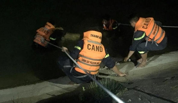 Cảnh sát PCCC tìm kiếm nạn nhân đuối nước tại hồ Núi Long.