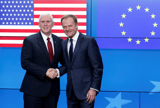Phó Tổng thống Mỹ Mike Pence (trái) bắt tay Chủ tịch Hội đồng châu Âu Donald Tusk tại cuộc gặp ở Brussels, Bỉ hôm 20/2. Phía sau Phó Tổng thống Pence là cờ Mỹ bị phát hiện có lỗi. (Ảnh: Reuters)