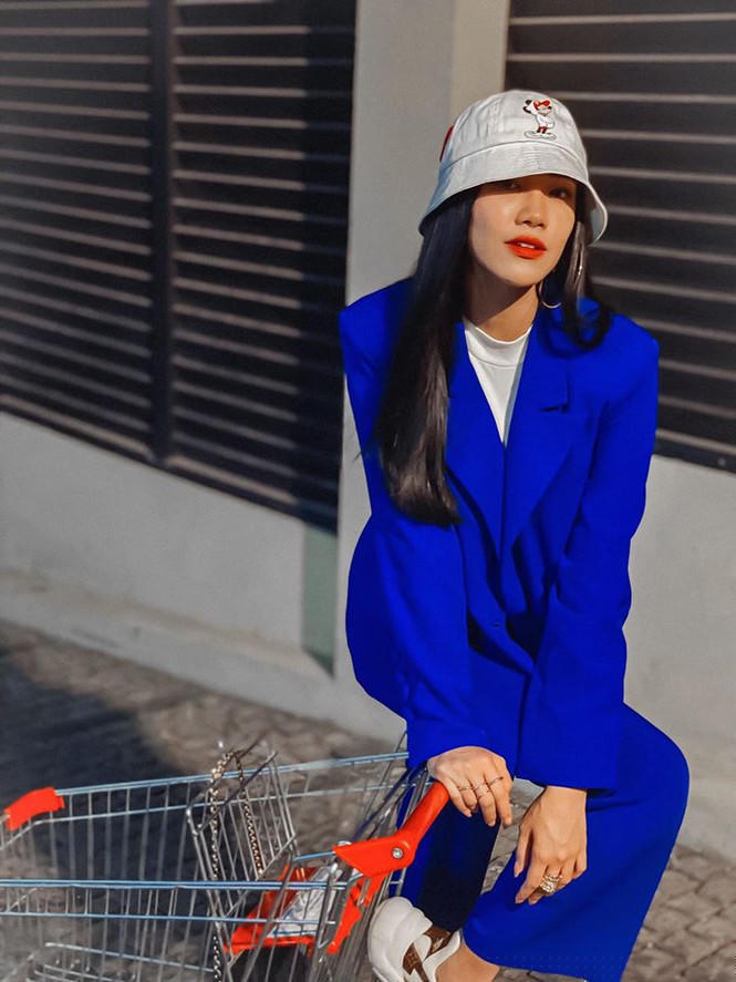 Ngày cách ly thứ 6: Hướng dẫn 50 sắc thái chụp ảnh tại gia, Đỗ Mỹ Linh khoe vai trần sexy - ảnh 9