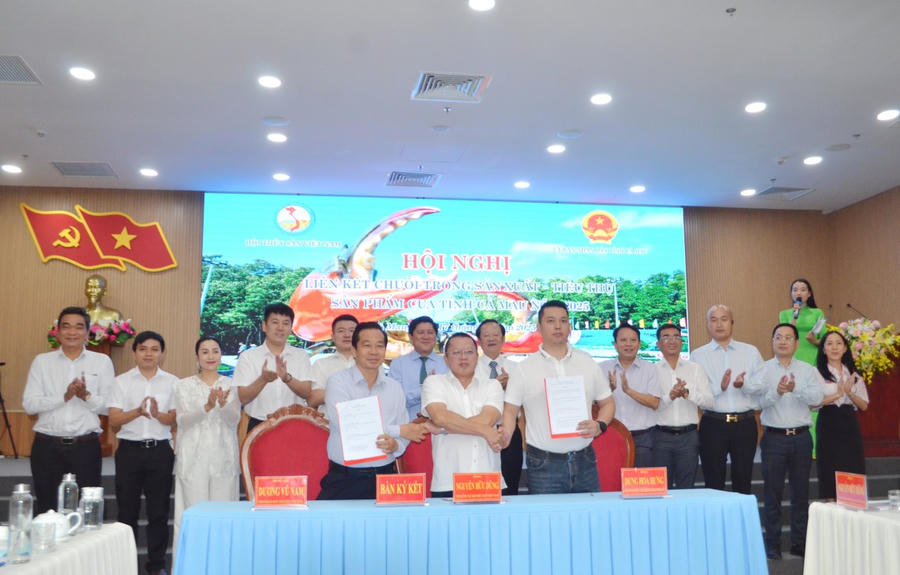 Đại diện Sở Công Thương, Hiệp hội Thủy sản Việt Nam và Hiệp hội Doanh nghiệp vừa và nhỏ (Trung Quốc) ký kết biên bản ghi nhớ ba bên.