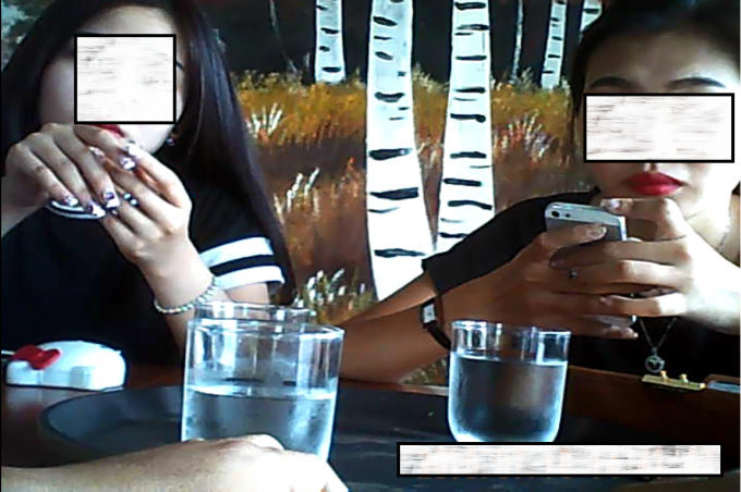 Hải H&agrave; (b&ecirc;n phải) đi c&ugrave;ng một c&ocirc; g&aacute;i rất trẻ.