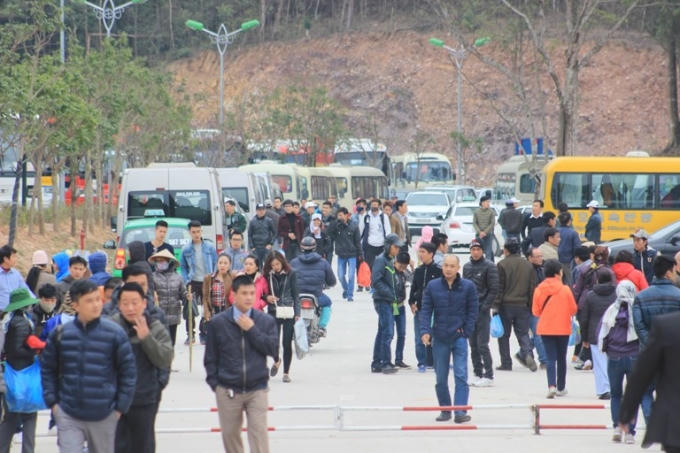 Chưa đến ngày khai hội chính, nhưng lượng du khách đổ về Yên Tử đang tăng dần.