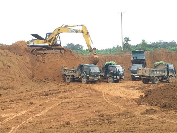 Hoạt động khai thác đất trái phép tại đồi Công Đoan của Công ty Lam Sơn – Sao Vàng vẫn diễn ra một cách vô tư.