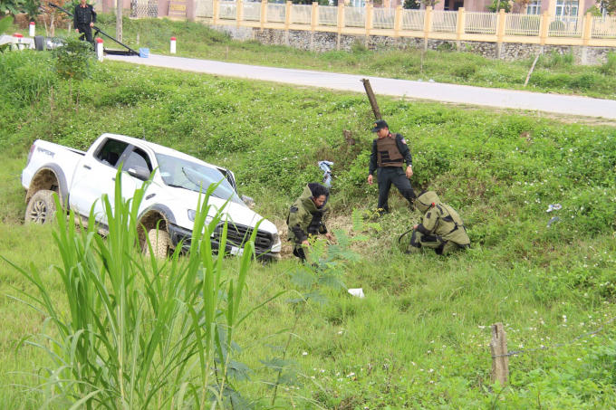 Lực lượng chức năng khám nghiệm hiện trường thu giữ nhiều "hàng nóng" tại nơi hai nghi phạm cố thủ.