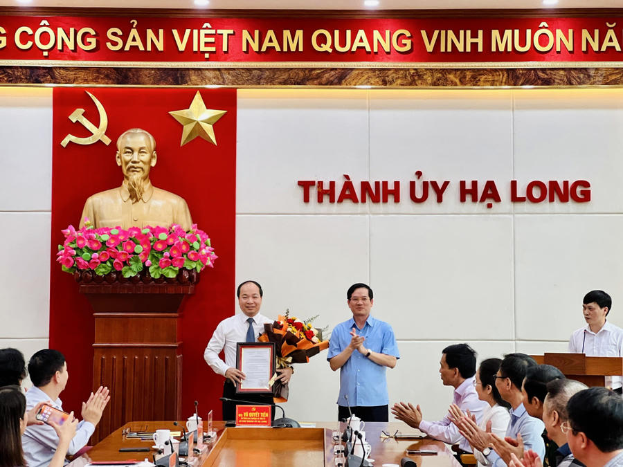 ũ Quyết Tiến, Ủy viên Ban Thường vụ Tỉnh ủy, Bí thư Thành ủy Hạ Long trao Quyết định phân công, điều động và bổ nhiệm đồng chí Nguyễn Hoàng Quý giữ chức vụ Trưởng ban Tổ chức Thành ủy. Ảnh: Nguyễn Hạnh (CTV)