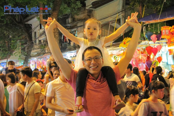 Anh Q. cho biết: "đi trên những con phố này, giúp tôi tìm lại kí ức tuổi thơ quen thuộc, đem lại không khí ấm áp bên vợ con, gia đình".