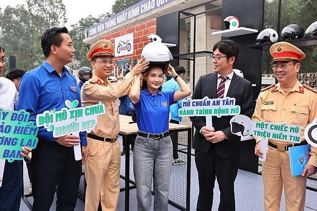 Các đại biểu trải nghiệm mũ bảo hiểm đạt chuẩn tại gian trưng bày.