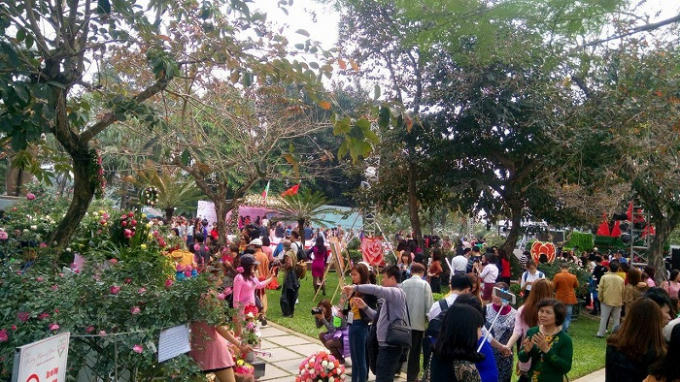 Trực tuyến: Lễ khai mạc kết th&uacute;c, du kh&aacute;ch bắt đầu được v&agrave;o thăm vườn hồng