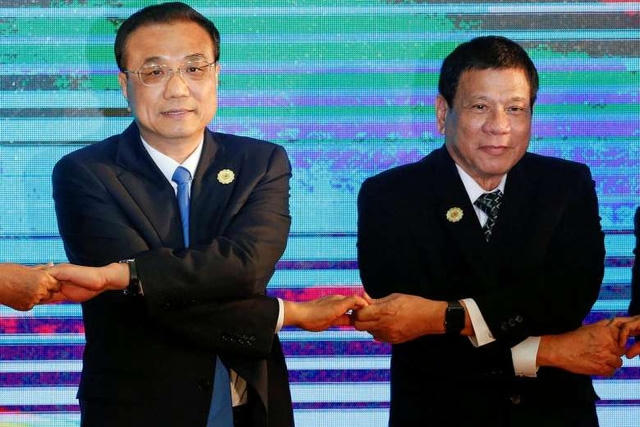 Thủ tướng Trung Quốc Lý Khắc Cường (trái) và Tổng thống Philippines Rodrigo Duterte tại hội nghị thượng đỉnh ASEAN+3 ở Lào ngày 7/9. (Ảnh: Reuters)
